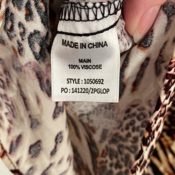 Rockmans - Animal Print Blouse with sparkly detailing on V neckline - Size 20 - Picture 7 of 7